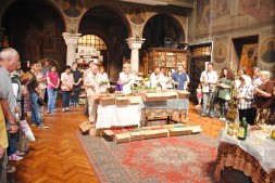 Освещаване на 3 300 великденски…