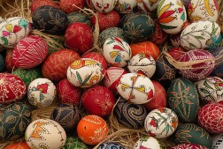 3 000 пакета с Великденски…
