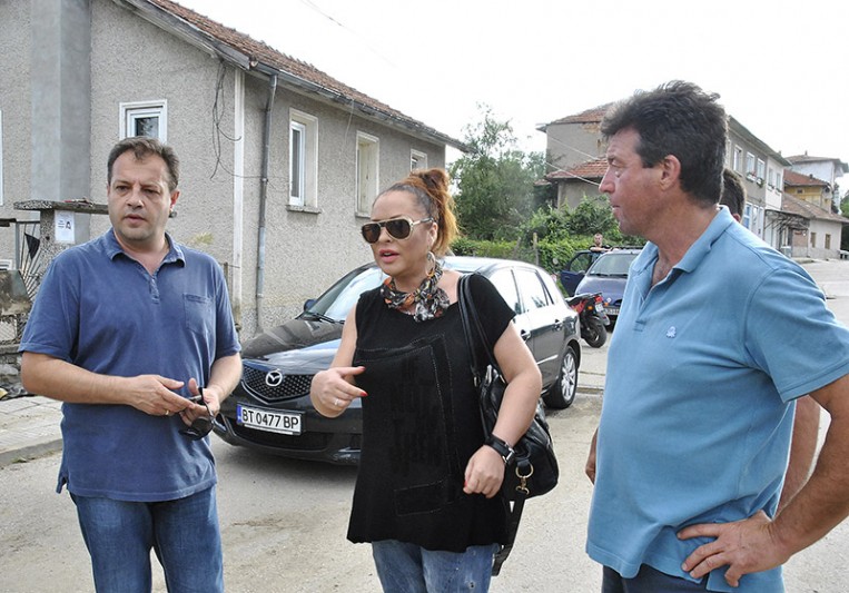 Певицата Ивана ощастливи две семейства…