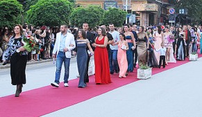 Абитуриентските дефилета на Червения килим…